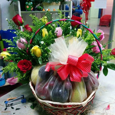 FRUITS BASKET WITH MIX ROSES