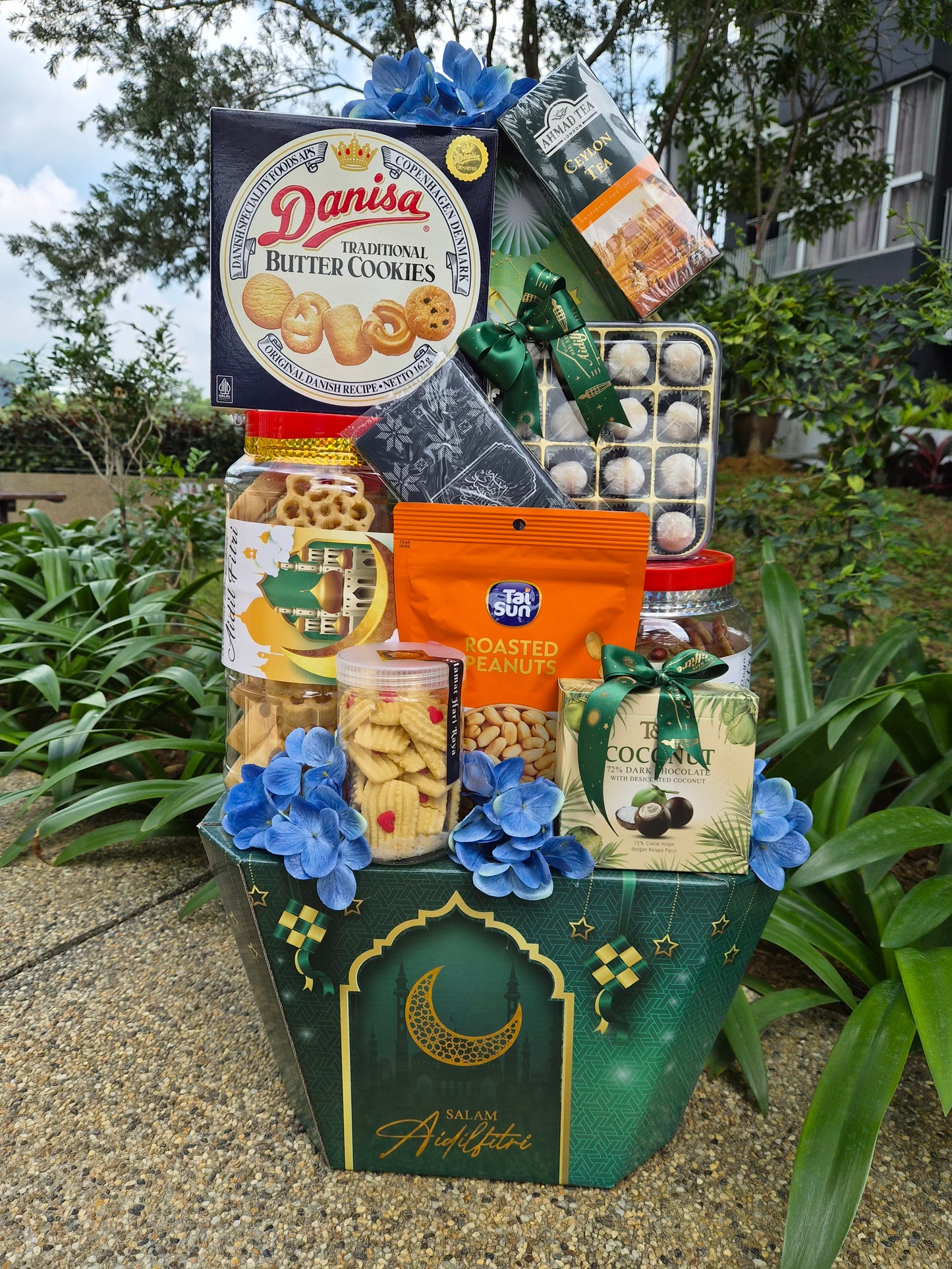 Raya Signature Gold Hamper